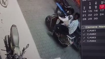 Hathras News: दुकान से 42500 रुपये चोरी कर भागे दो युवक, सीसीटीवी में कैद हुए चोर, तलाश जारी Two youths ran away after stealing Rs 42500 from the shop