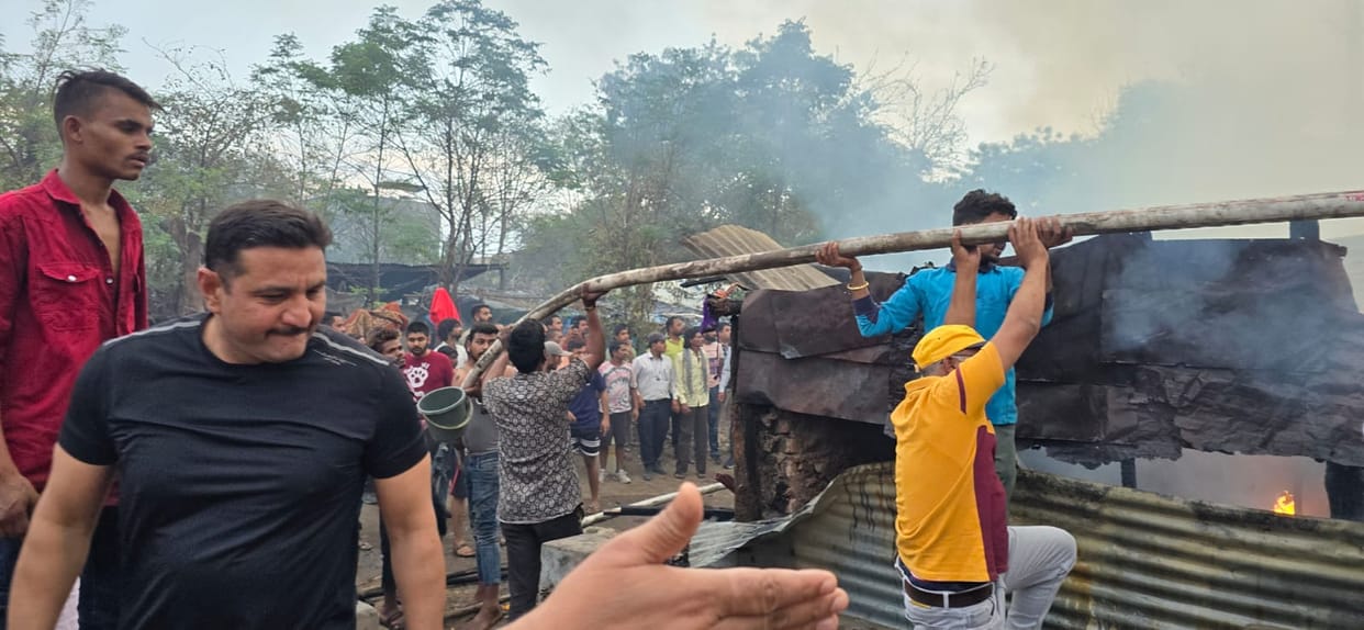 Dewas: Fire in Dewas colony, more than six houses burnt, two cylinders also exploded