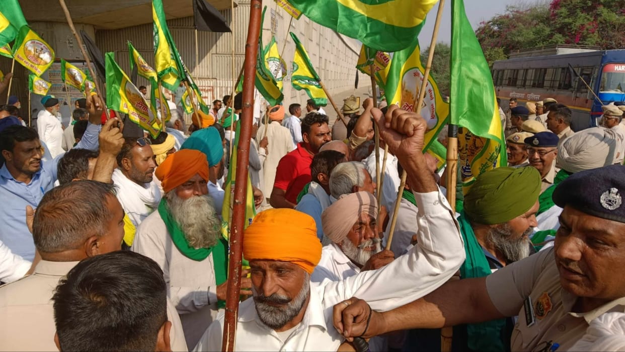 Fatehabad: Police took into custody the farmers who gathered to protest against the former Chief Minister