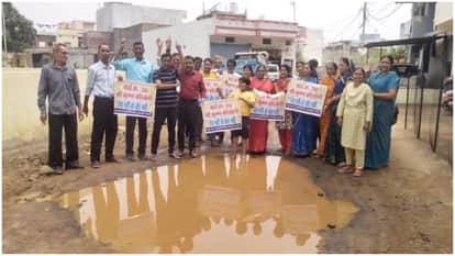 Vidisha News: Residents troubled by bad roads took to the streets announced not to vote in Lok Sabha Election