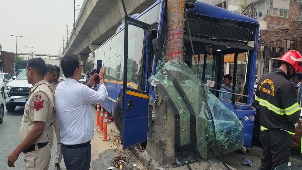 Delhi: DTC AC bus collides with a pillar.