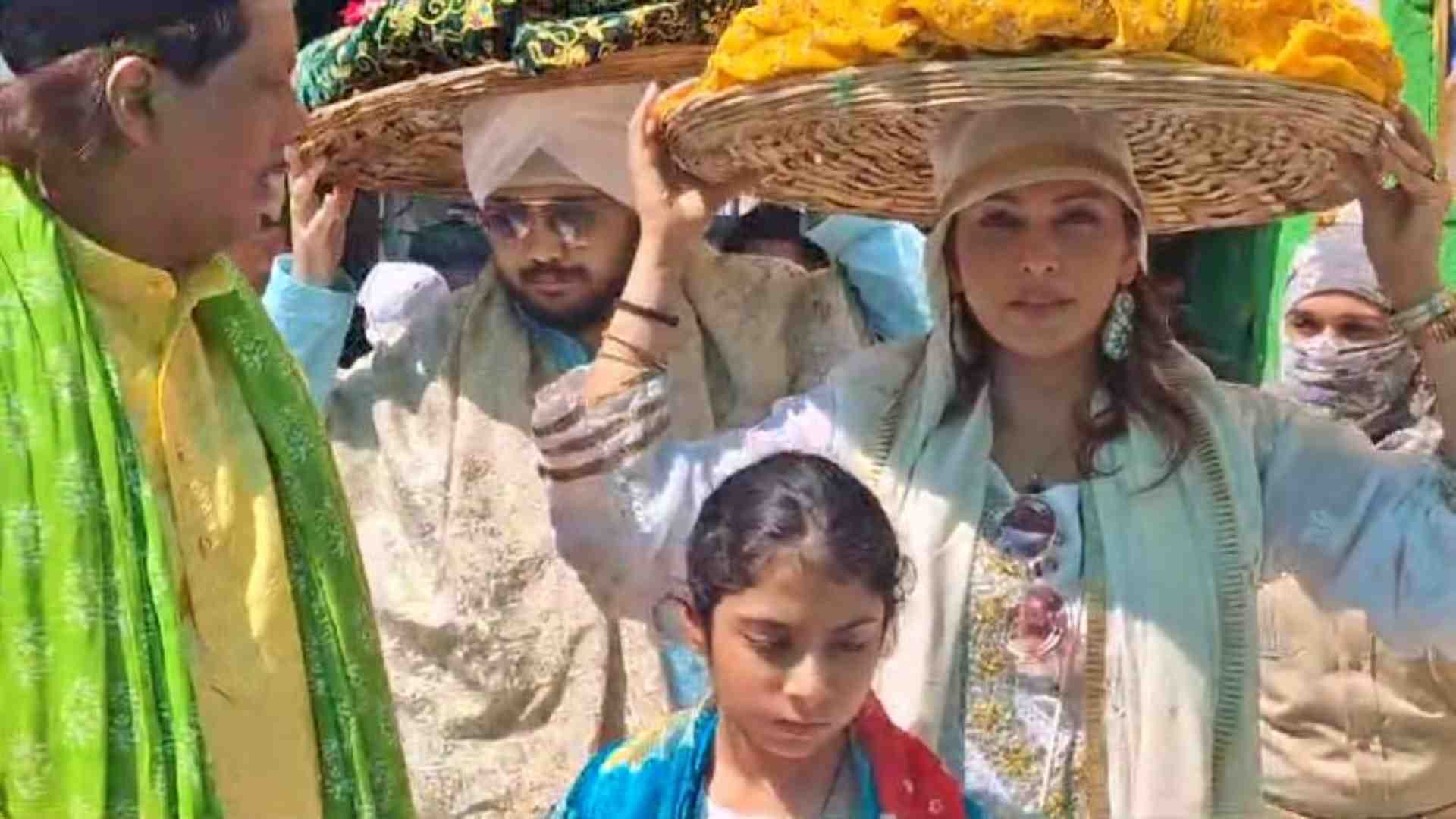 अपनी बेटी के साथ अभिनेत्री ईशा कोपिकर।