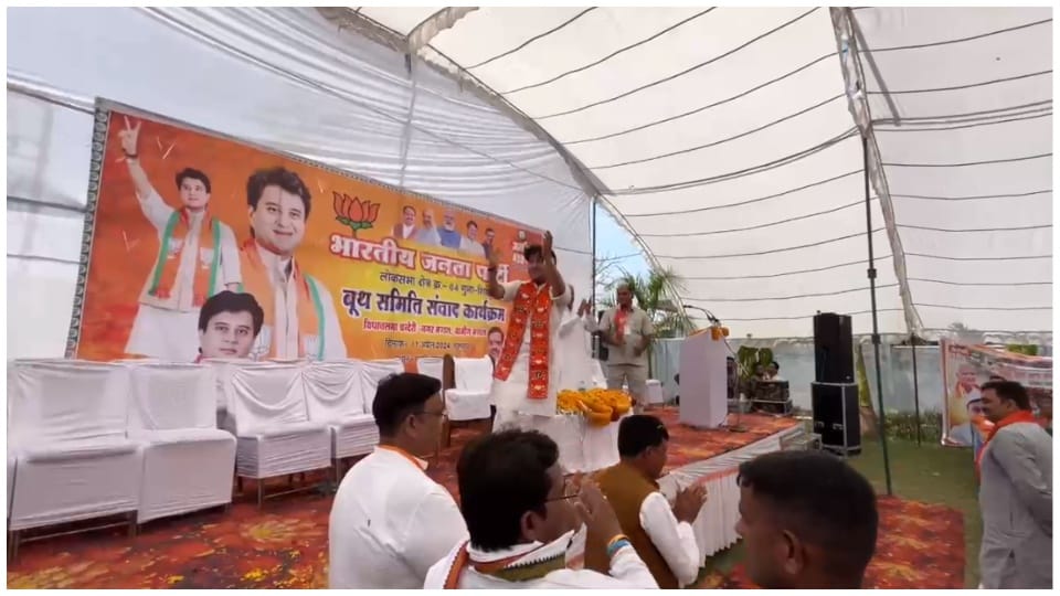 मंच पर सिंधिया ने किया डांस