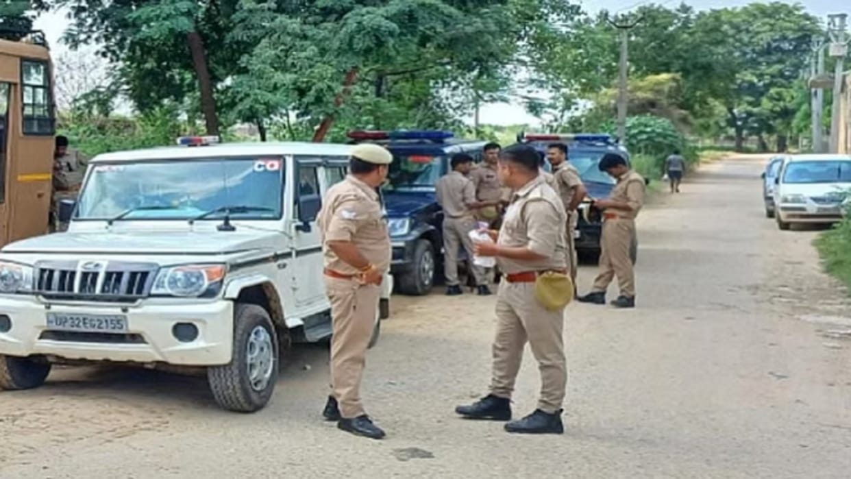Police recovered 10 lakh from a car during checking in Baghpat
