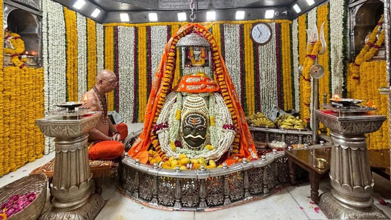 Ujjain: Evening Aarti darshan of Baba Mahakal fascinated the devotees, sanctum sanctorum decorated with mogra.