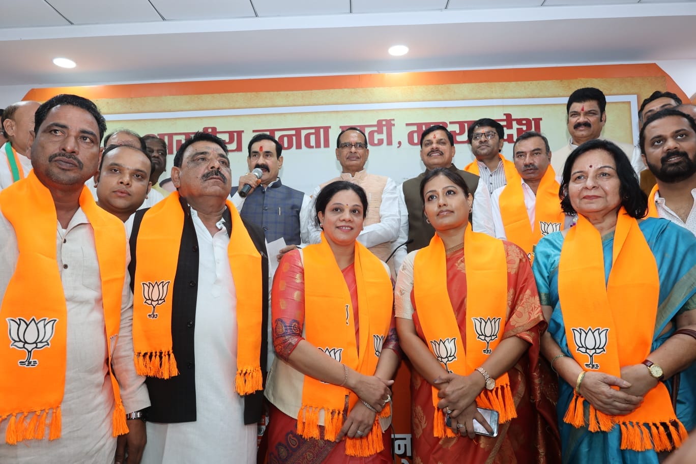 A Big Blow For Congress As Several Leaders Including Parul Sahu Joined BJP Before LS Polls