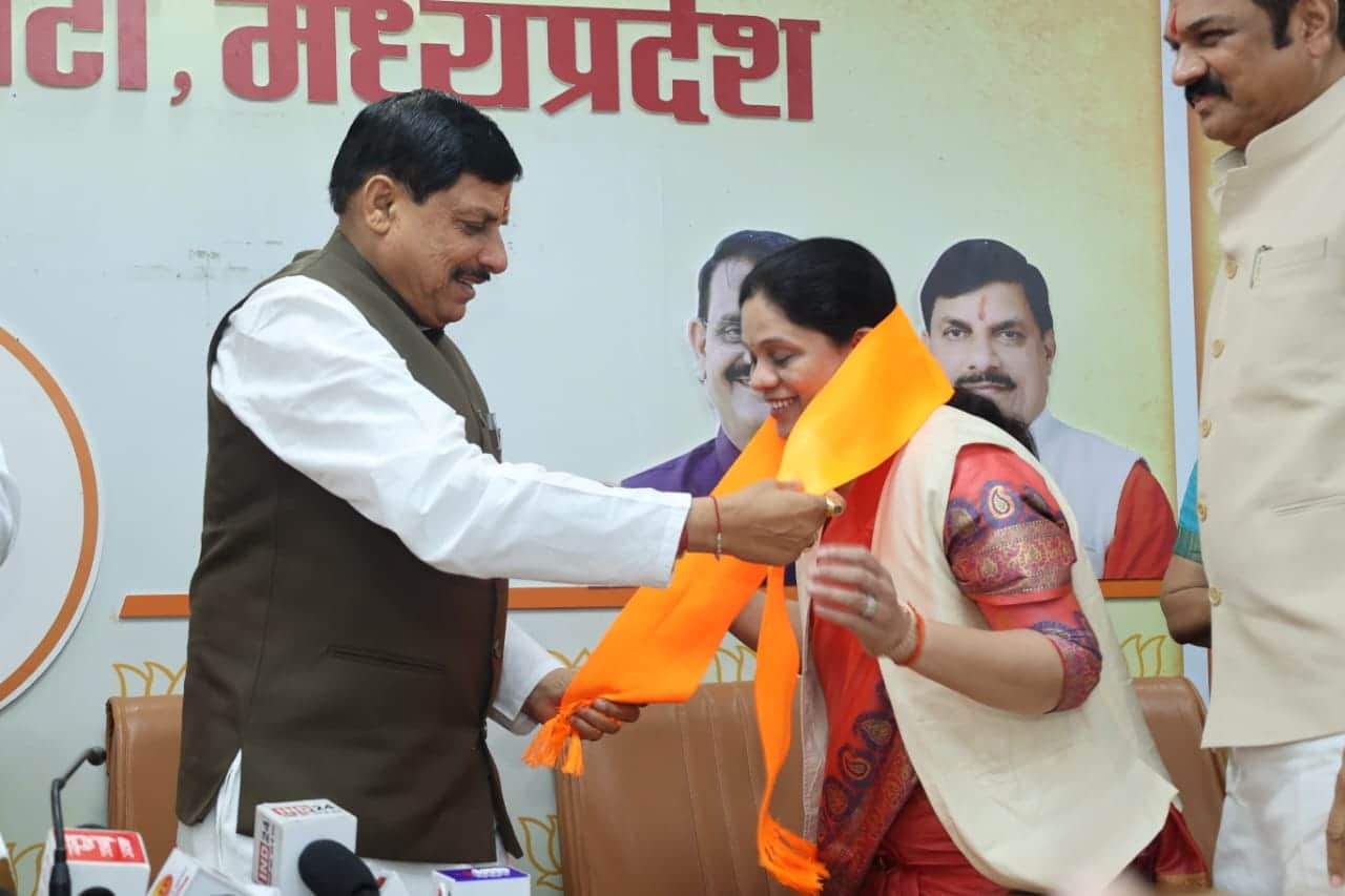 A Big Blow For Congress As Several Leaders Including Parul Sahu Joined BJP Before LS Polls