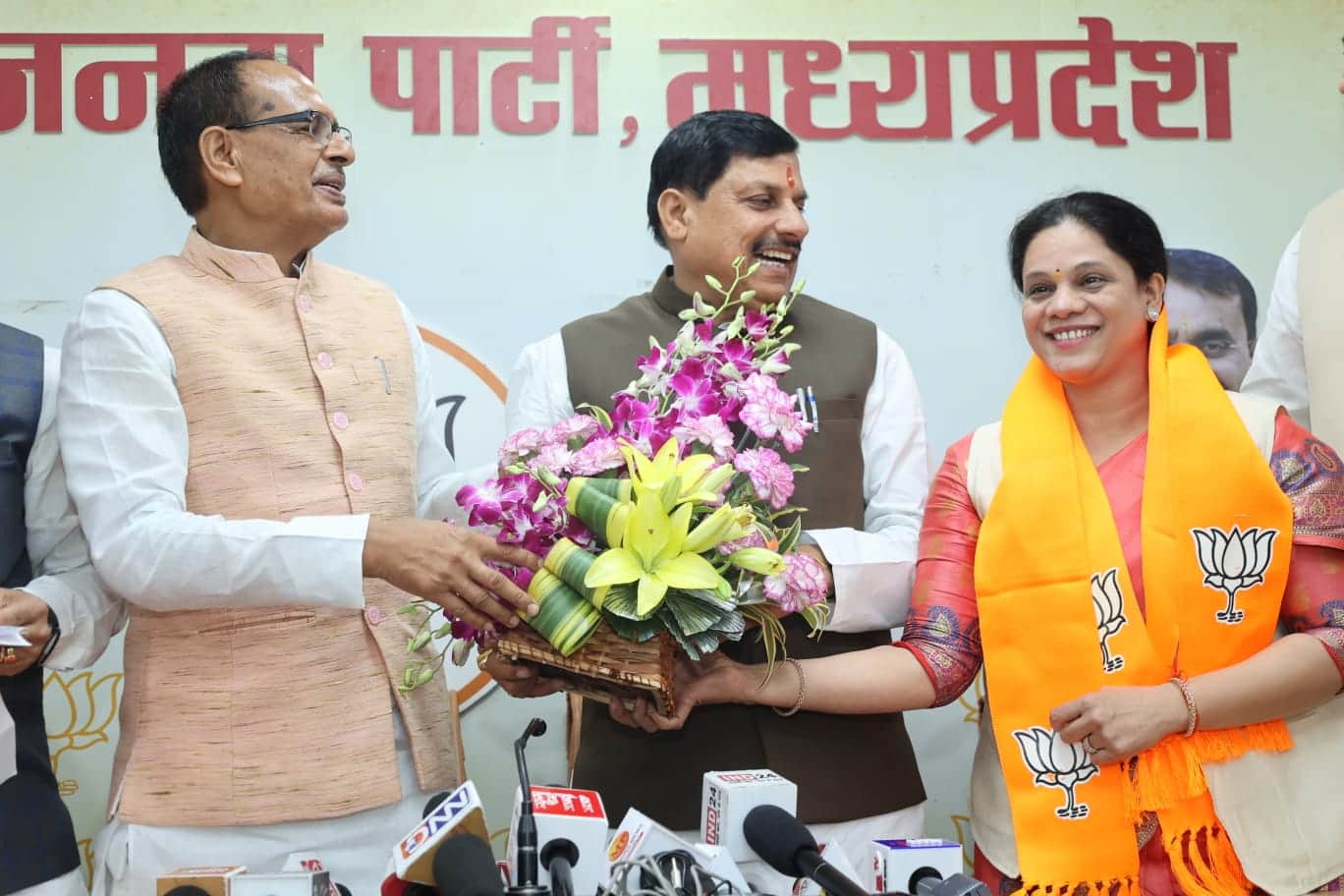 A Big Blow For Congress As Several Leaders Including Parul Sahu Joined BJP Before LS Polls