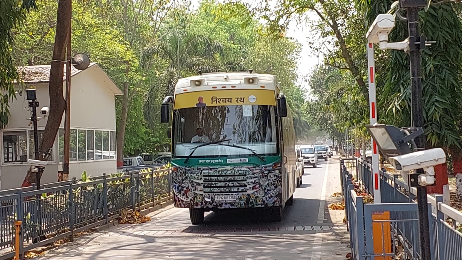 निश्चय रथ से नवादा रवाना हुए सीएम नीतीश कुमार।
