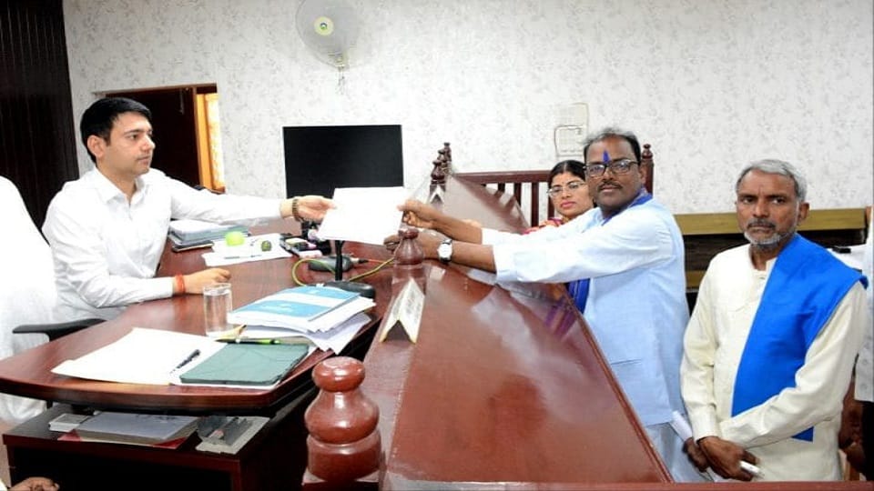 बसपा प्रत्याशी ने किया नामांकन