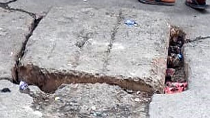 Aligarh News: ढके गए खुले मैनहोल, अमर उजाला ने की थी खबर प्रकाशित Covered city open manholes