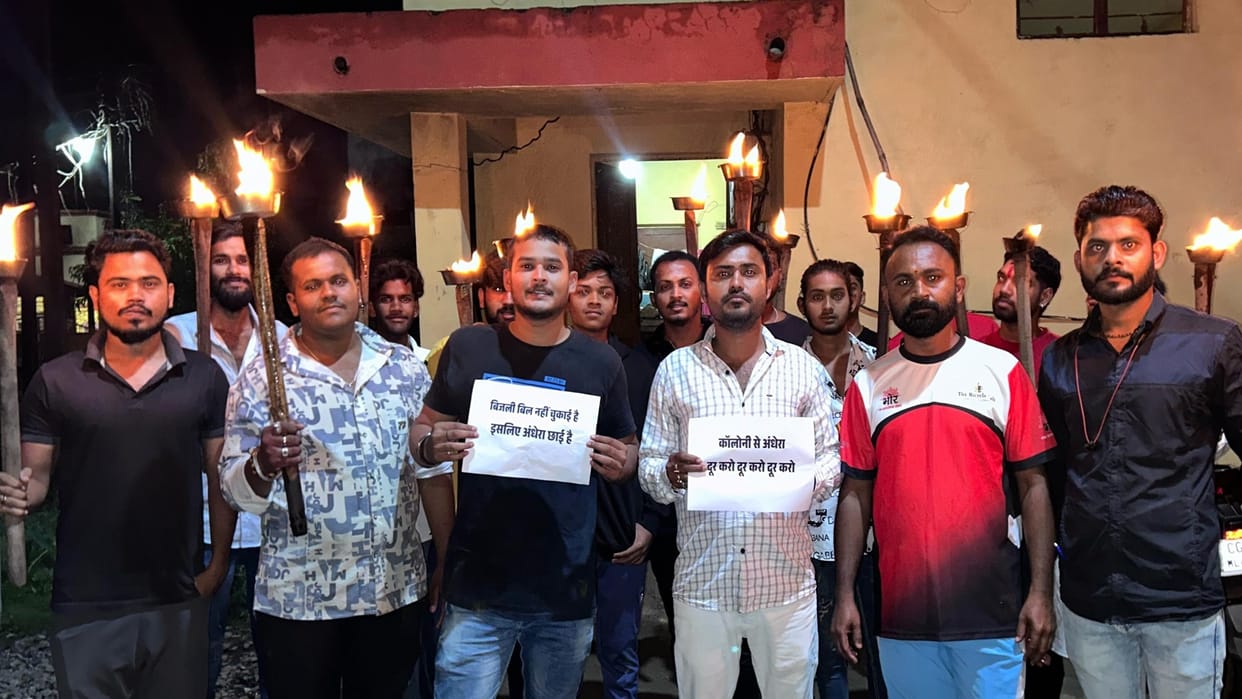 Raipur News: People protest against No electricity in Sejbahar Housing Board Colony