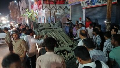 Road Accident: डिवाइडर से टकराकर पलटी कार बुरी तरह क्षतिग्रस्त...एयर बैग ने बचाई चालक की जान Road Accident in Kashipur Car overturned after hitting divider Airbag saves driver life