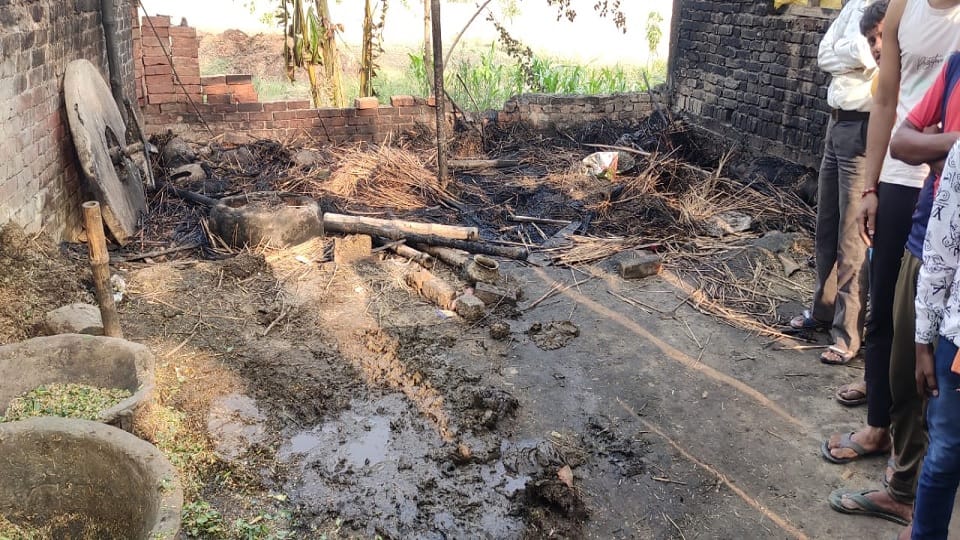 Hut caught fire due to short circuit in Deoria