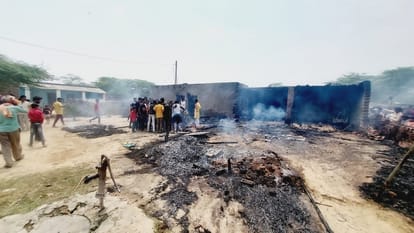 Cylinder explodes in Dubhiya Banjara village of Akarabad, five houses burnt