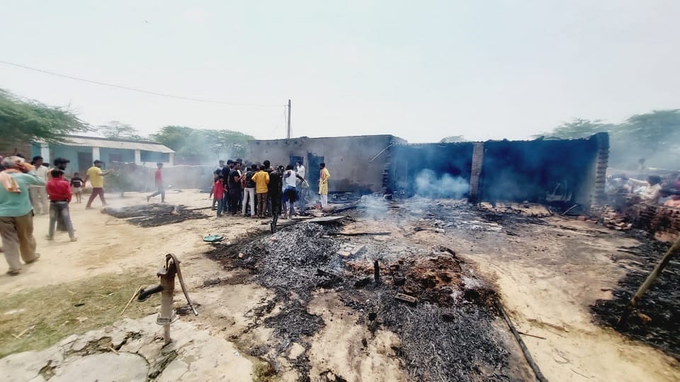 Cylinder explodes in Dubhiya Banjara village of Akarabad, five houses burnt