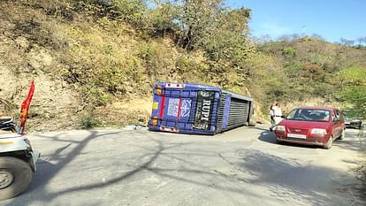 Bus full of passengers overturns near Samela Tunnel in Himachal Pradesh 15 devotees injured