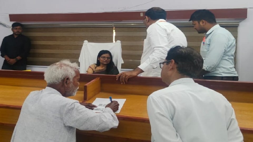 Bought nomination papers for 14 candidates in Hathras on the first day