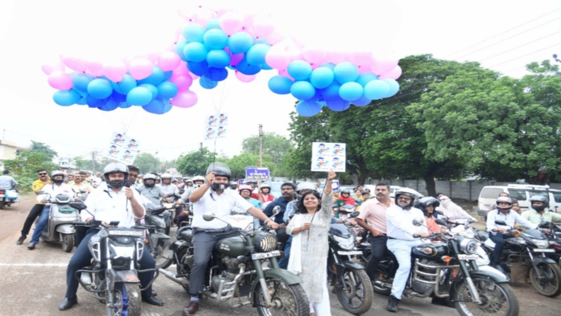 Raipur News: Bike rally taken out to make voters aware, balloons released in Asman, see pictures