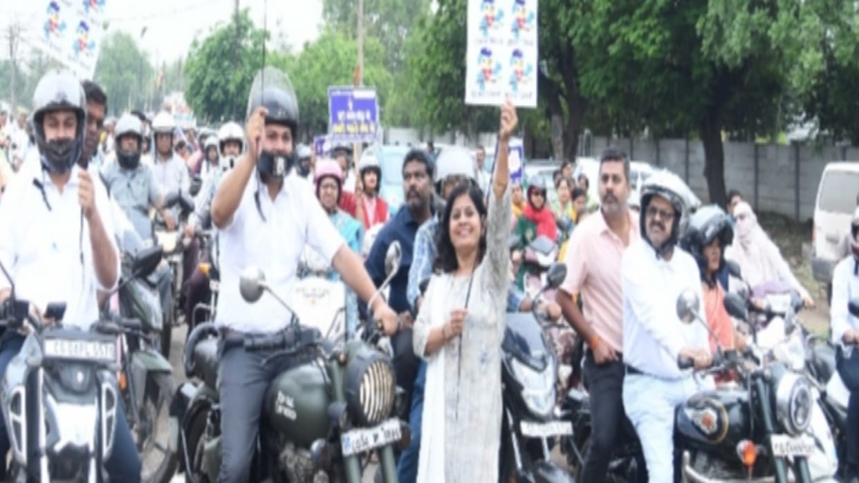 Raipur News: Bike rally taken out to make voters aware, balloons released in Asman, see pictures