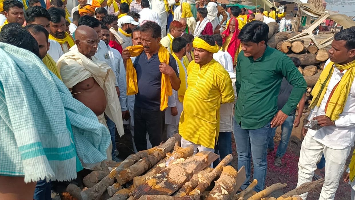 Funeral of minister Om Prakash mother at Manikarnika Ghat in varanasi