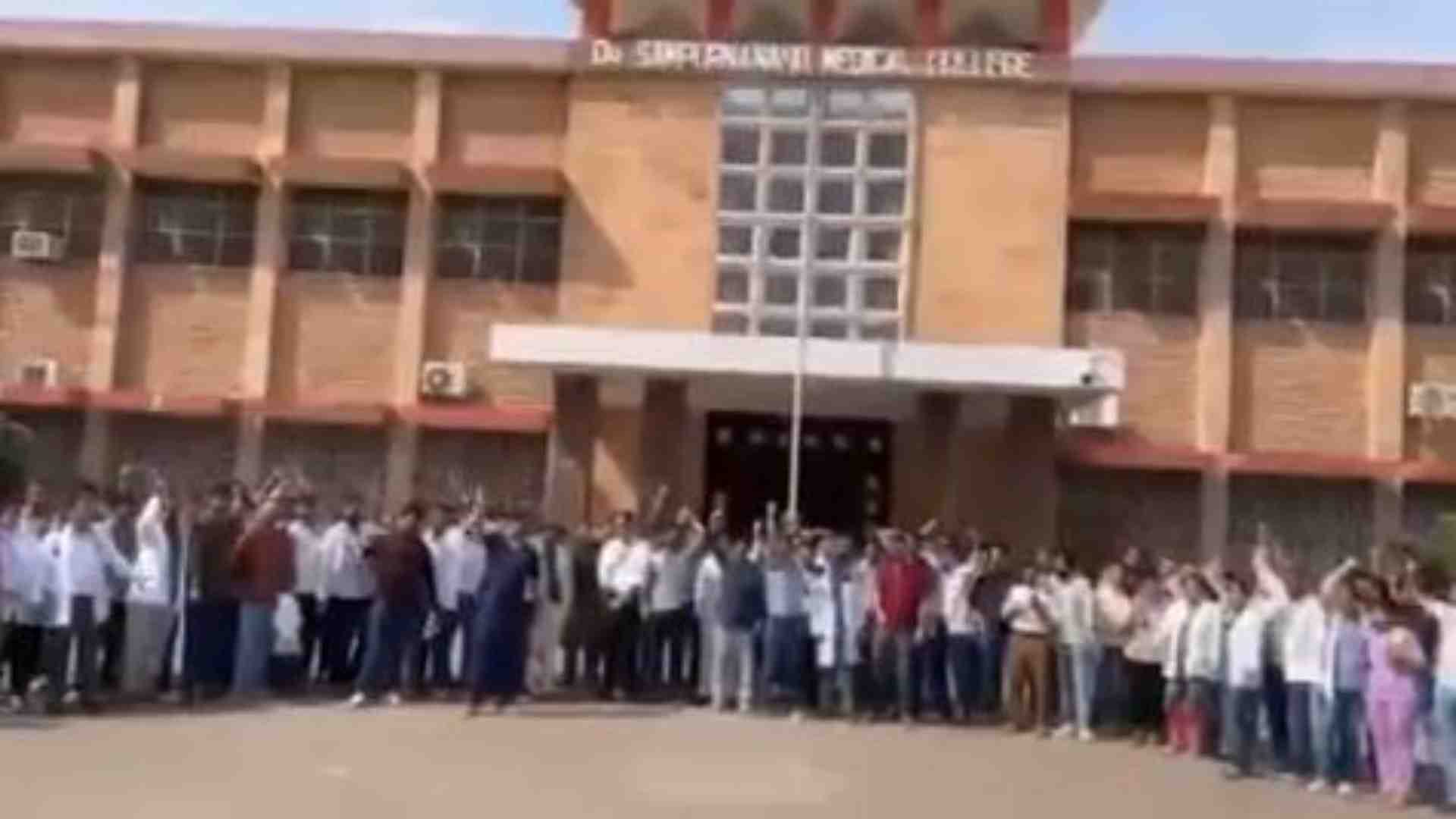जोधपुर मेडिकल कॉलेज में प्रदर्शन करते डॉक्टर।