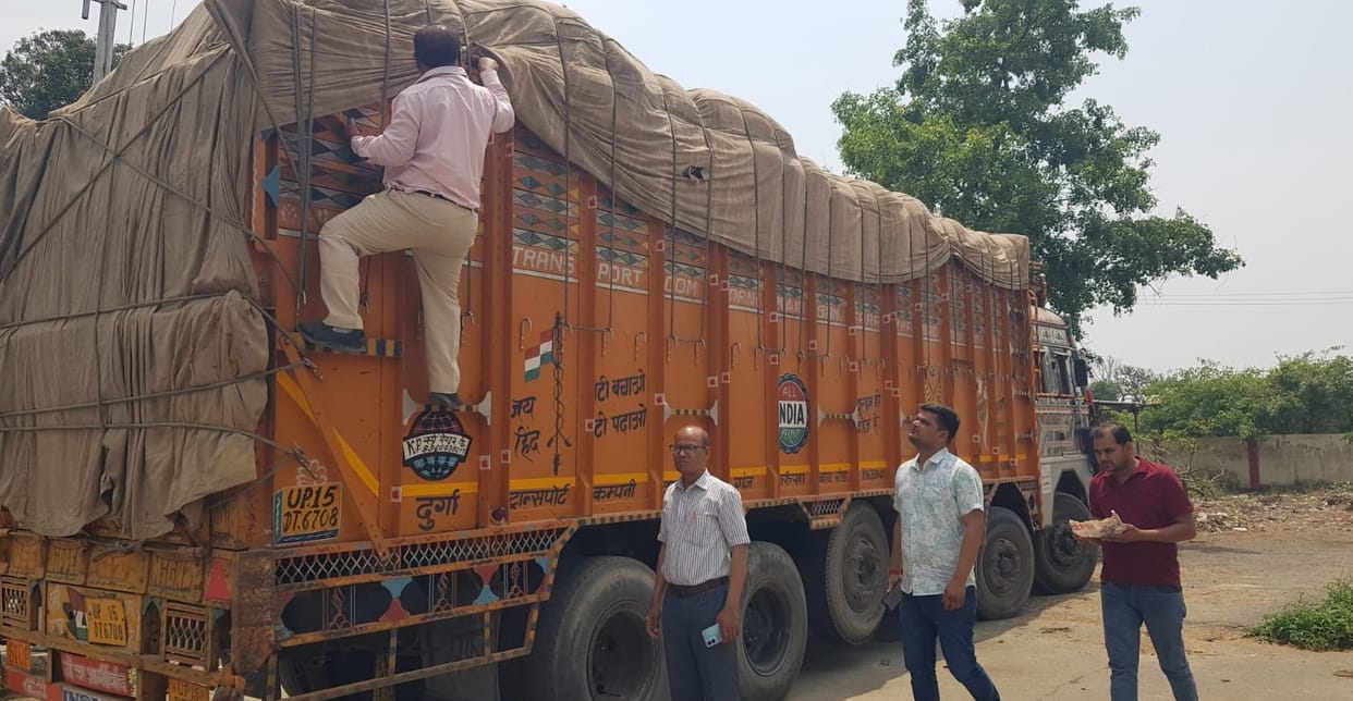 SDM caught a truck loaded with tobacco without e-way bill, there would be more than 10 tons of goods