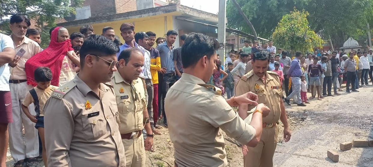 Farrukhabad Accident, Dumper hits bike, youth dies after getting stuck in wheels, police engaged in investigat