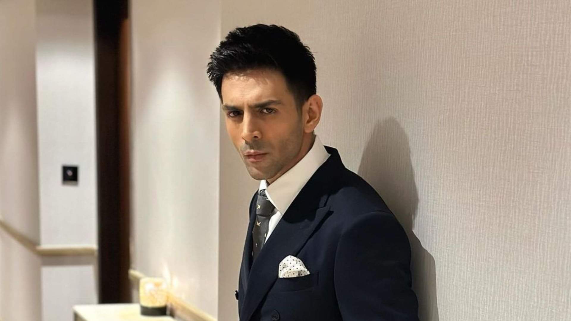 Bhool Bhulaiyaa 3 Actor Kartik Aaryan Mother Share He Accidentally Set His Sister Hair On fire