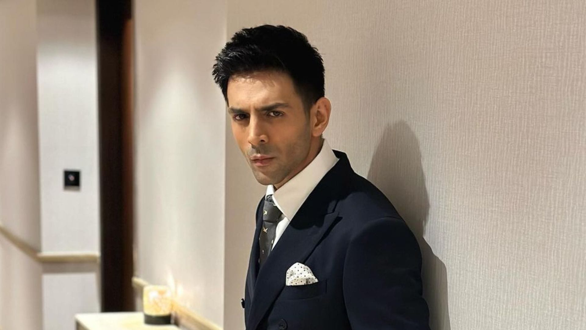 Bhool Bhulaiyaa 3 Actor Kartik Aaryan Mother Share He Accidentally Set His Sister Hair On fire