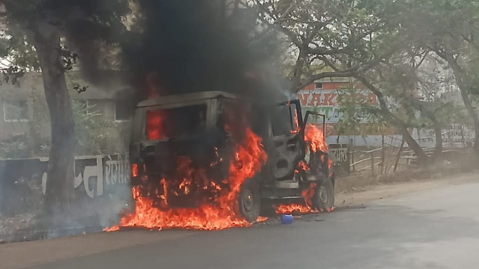 fire broke out due to short circuit in a moving vehicle in Korba