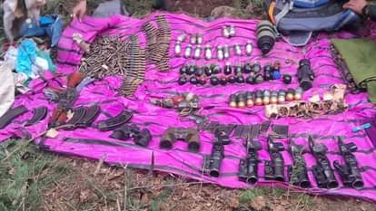 जब्त किए गए हथियार व अन्य सामग्री