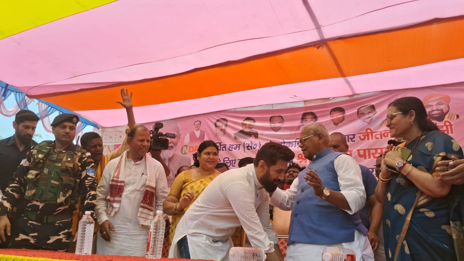 जीतनराम मांझी से आशीर्वाद लेते चिराग पासवान।
