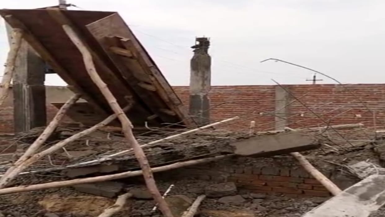 Roof linter built to install the statue collapsed, three workers injured