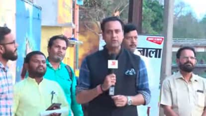 Amar Ujala's election chariot Satta Ka Sangram in Mandla, discussion with politicians