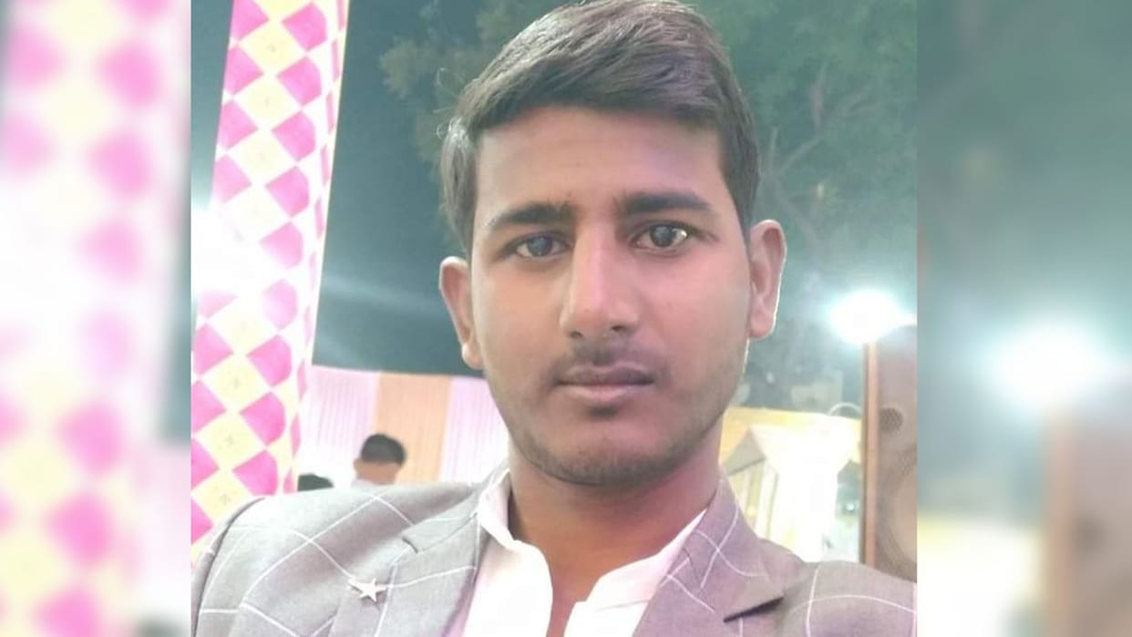Four friends became victims of road accident in sultanpur one died three critical condition