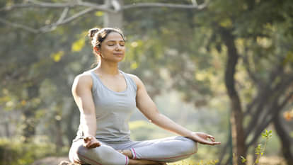 अवसाद से छुटकारा दिलाने के लिए योग और मंत्रोच्चारण की भूमिका