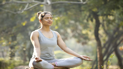 International Yoga Day 2024 Kaise yog aur adhyaatm hain ek doosre ke poorak kya kahta hai adhyatmik darshan
