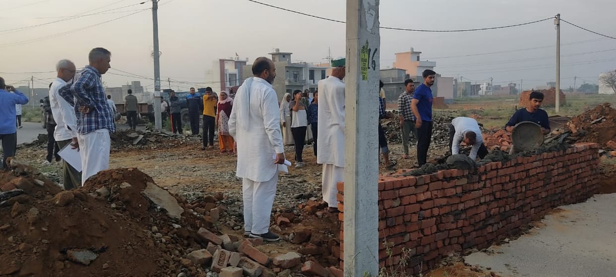 Dispute between of two sides regarding road in Kankar khera of Meerut