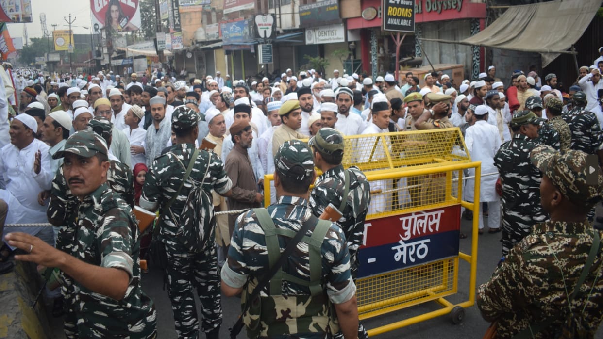 Peoples created ruckus in presence of police while offering namaz on road on Eid in Meerut