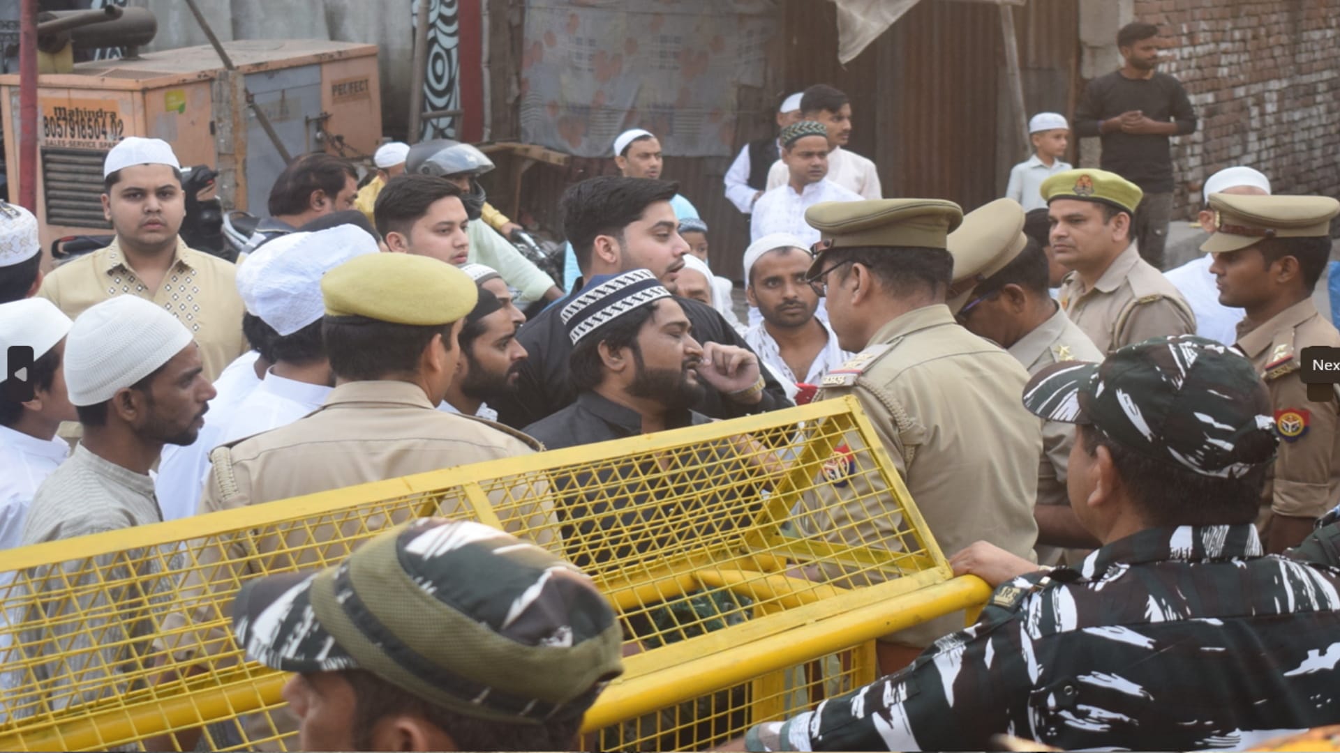 Peoples created ruckus in presence of police while offering namaz on road on Eid in Meerut