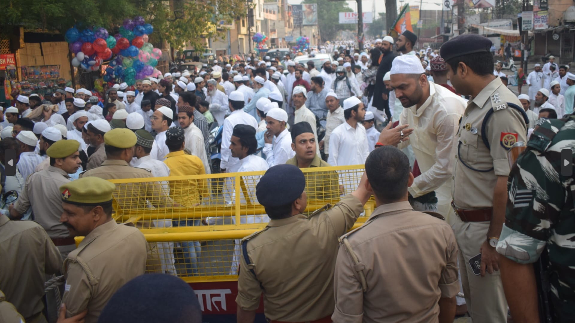 Peoples created ruckus in presence of police while offering namaz on road on Eid in Meerut