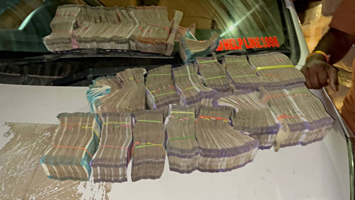 Shivpuri News Rs 15 lakh found in a car during election checking
