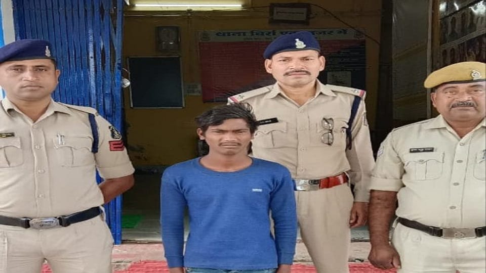 पुलिस की गिरफ्त में आरोपी