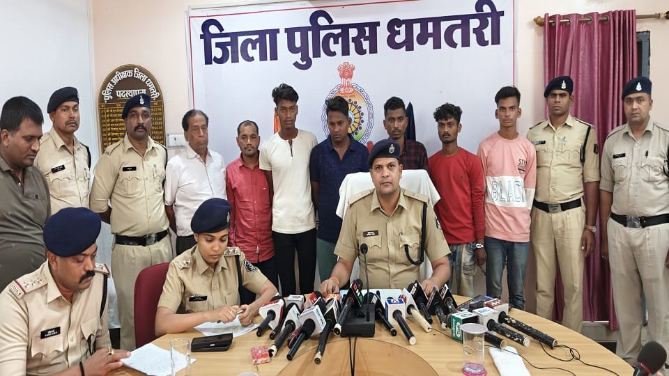 Eight arrested including a minor who committed theft at half a dozen places in Dhamtari