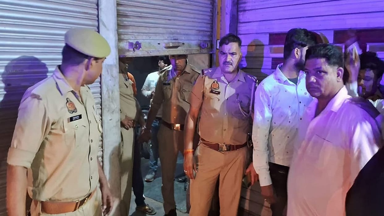 Police raids hotel cought couple in the room Budaun