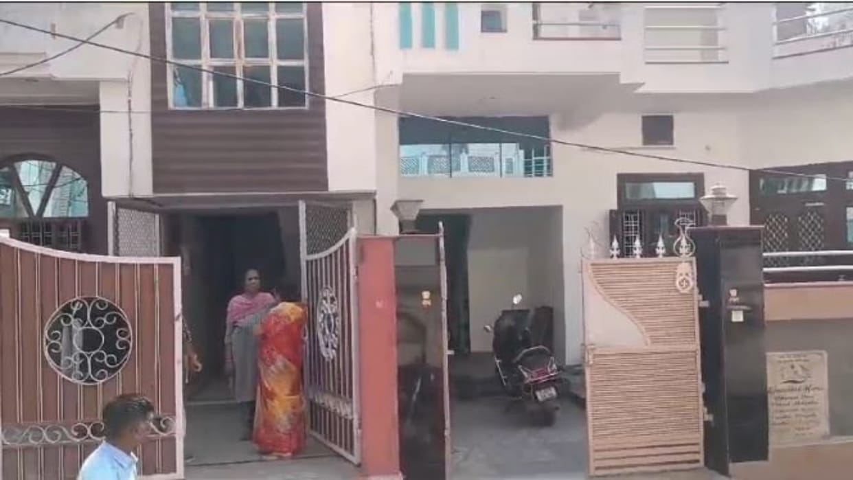 Alwar News: Thieves entered an abandoned house and stole household items, people arrested one