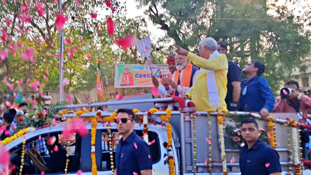 RJ Lok Sabha Polls PM Narendra Modi did road show in Dausa greeted people