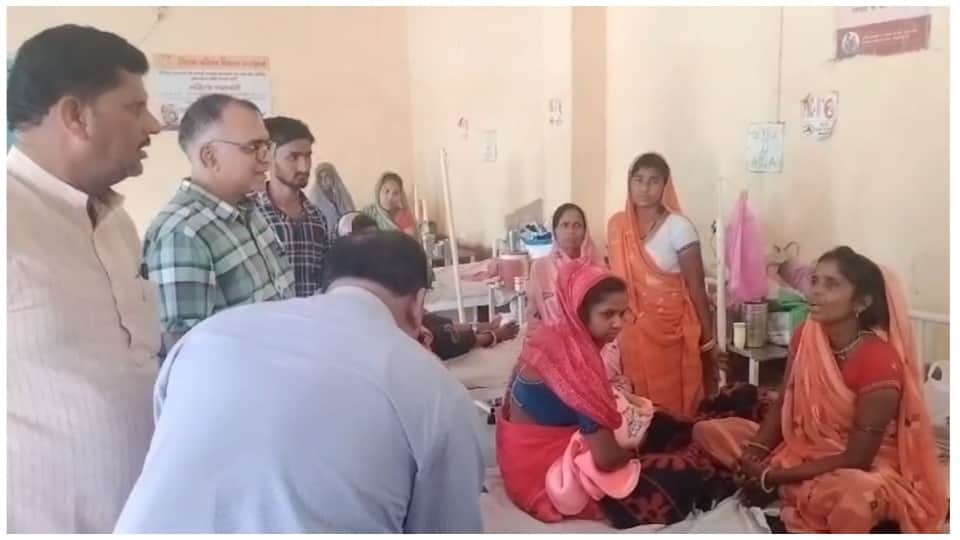 अस्पताल में भर्ती महिलाओं से बात करते विधायक।