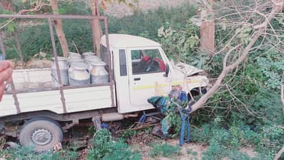 सड़क हादसे के बाद सड़क से उतरा दुग्ध वाहन